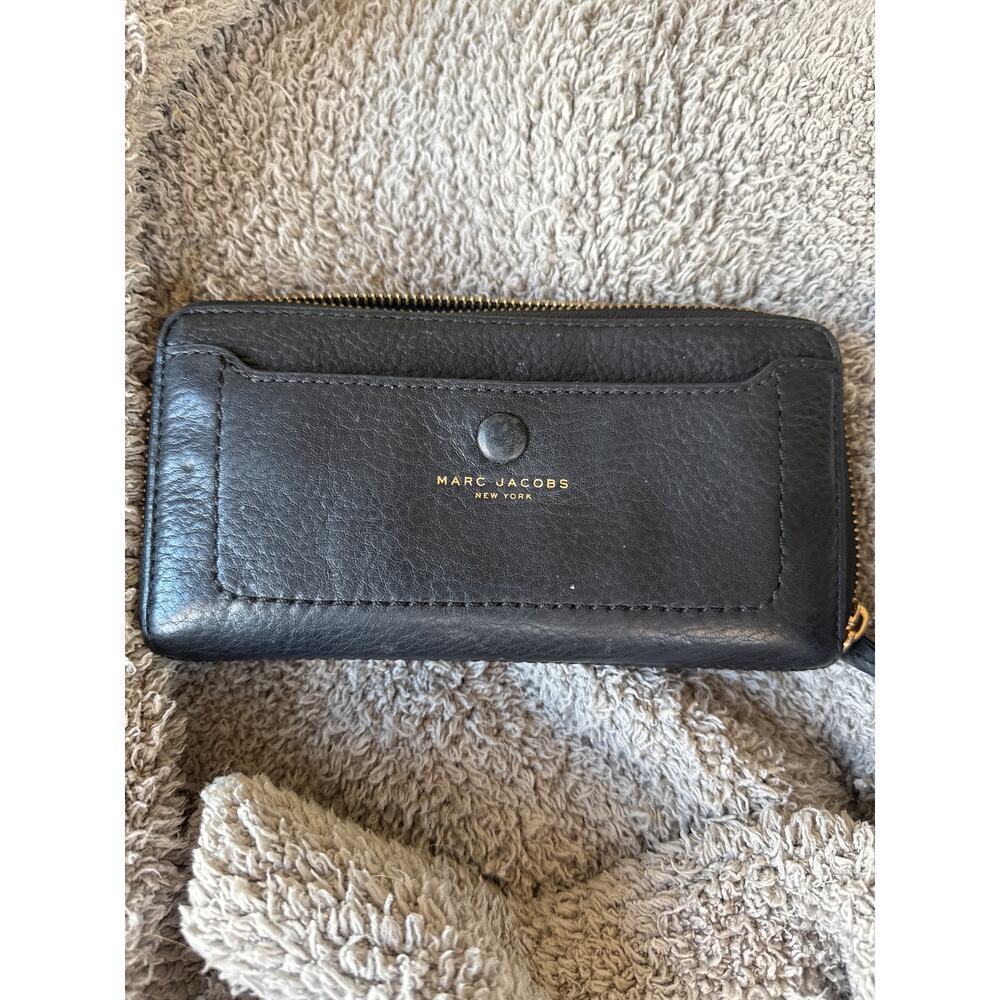 Marc Jacob’s labeled leather zip wallet